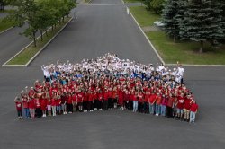 Около 400 детей исполнили гимн России у стен Музея Победы Около 400 детей исполнили гимн России у стен Музея Победы
