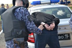 Росгвардейцы задержали правонарушителя, который прятался от них в коробке Росгвардейцы задержали правонарушителя, который прятался от них в коробке