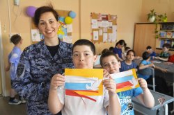 На Ямале сотрудники Росгвардии вместе со школьниками изготовили открытки ко Дню России На Ямале сотрудники Росгвардии вместе со школьниками изготовили открытки ко Дню России