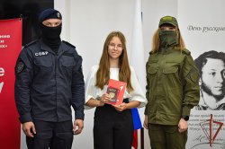 Росгвардейцы вручили первые паспорта юным жителям ДНР Росгвардейцы вручили первые паспорта юным жителям ДНР