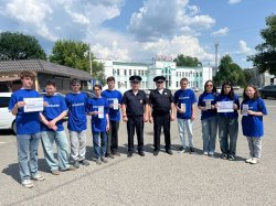 В Черкесске транспортные полицейские провели антинаркотическую акцию и урок безопасности на железной дороге В Черкесске транспортные полицейские провели антинаркотическую акцию и урок безопасности на железной дороге
