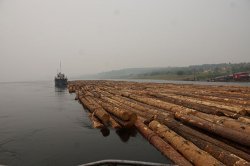 Заключенные Красноярского края отказались от грузовиков и сплавляют лес по Ангаре Заключенные Красноярского края отказались от грузовиков и сплавляют лес по Ангаре
