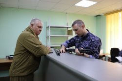 Колымчане продолжают сдавать в Росгвардию гражданское оружие для целей СВО Колымчане продолжают сдавать в Росгвардию гражданское оружие для целей СВО
