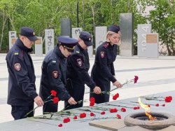 В День памяти и скорби сотрудники Ноябрьского линейного отдела полиции возложили цветы к памятнику защитникам, павшим в Великой Отечественной войне В День памяти и скорби сотрудники Ноябрьского линейного отдела полиции возложили цветы к памятнику защитникам, павшим в Великой Отечественной войне