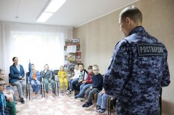 В Магадане росгвардейцы познакомили детей с «Азбукой безопасности» В Магадане росгвардейцы познакомили детей с «Азбукой безопасности»
