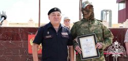 Отличившимся на спецоперации росгвардейцам вручили награды в Астрахани Отличившимся на спецоперации росгвардейцам вручили награды в Астрахани