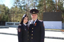 Полицейская чета Мунгаловых из транспортной полиции Урала принимает поздравления с Днем семьи, любви и верности Полицейская чета Мунгаловых из транспортной полиции Урала принимает поздравления с Днем семьи, любви и верности