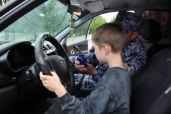 В Петрозаводске сотрудники Росгвардии рассказали детям о специфике своей службы В Петрозаводске сотрудники Росгвардии рассказали детям о специфике своей службы