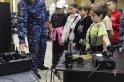 В Салехарде школьники познакомились с работой связистов Росгвардии В Салехарде школьники познакомились с работой связистов Росгвардии