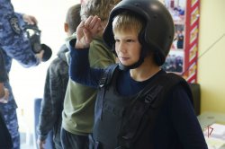 В Салехарде школьники познакомились с работой связистов Росгвардии В Салехарде школьники познакомились с работой связистов Росгвардии