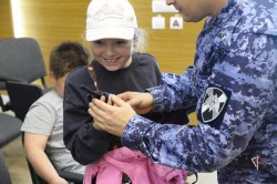 В Салехарде школьники познакомились с работой связистов Росгвардии В Салехарде школьники познакомились с работой связистов Росгвардии