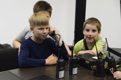 В Салехарде школьники познакомились с работой связистов Росгвардии В Салехарде школьники познакомились с работой связистов Росгвардии