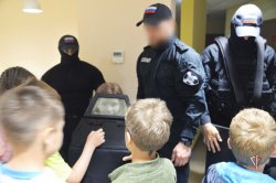 Юные ямальцы примерили экипировку бойцов СОБР в гостях у Росгвардии Юные ямальцы примерили экипировку бойцов СОБР в гостях у Росгвардии