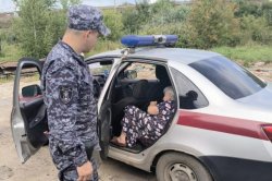 В Омске сотрудники Росгвардии помогли потерявшейся пожилой женщине вернуться домой В Омске сотрудники Росгвардии помогли потерявшейся пожилой женщине вернуться домой