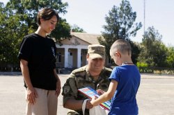 Акцию «Собери ребенка в школу» поддержали росгвардейцы в Херсонской области Акцию «Собери ребенка в школу» поддержали росгвардейцы в Херсонской области