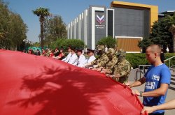 С участием росгвардейцев в Мелитополе развернули огромный флаг России С участием росгвардейцев в Мелитополе развернули огромный флаг России