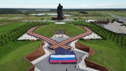 Более 1000 человек развернули огромный флаг России в Ржевском филиале Музея Победы Более 1000 человек развернули огромный флаг России в Ржевском филиале Музея Победы