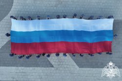 Росгвардейцы в Тюмени развернули 16-метровый триколор ко Дню флага России Росгвардейцы в Тюмени развернули 16-метровый триколор ко Дню флага России