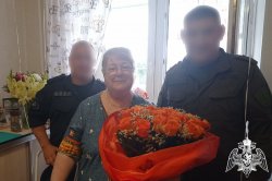 Маму погибшего офицера тюменского СОБР поздравили с 75-летним юбилеем Маму погибшего офицера тюменского СОБР поздравили с 75-летним юбилеем