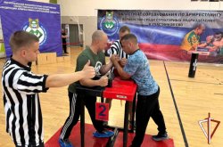 Сотрудники ОМОН Росгвардии одержали победу в областных соревнованиях по армрестлингу в Зауралье Сотрудники ОМОН Росгвардии одержали победу в областных соревнованиях по армрестлингу в Зауралье