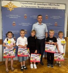 В рамках акции «Помоги собраться в школу» транспортные полицейские Орска поздравили будущих первоклассников В рамках акции «Помоги собраться в школу» транспортные полицейские Орска поздравили будущих первоклассников