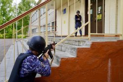 Росгвардия отрабатывает защиту костромских школ перед учебным годом (видео) Росгвардия отрабатывает защиту костромских школ перед учебным годом (видео)