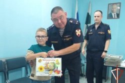 К Дню знаний многодетным семьям росгвардейцев в Курганской области вручили школьные наборы К Дню знаний многодетным семьям росгвардейцев в Курганской области вручили школьные наборы