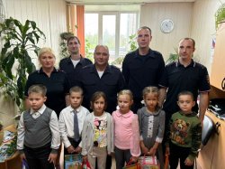 Сотрудники транспортной полиции Нижнего Тагила поздравили первоклассников с Днем знаний Сотрудники транспортной полиции Нижнего Тагила поздравили первоклассников с Днем знаний