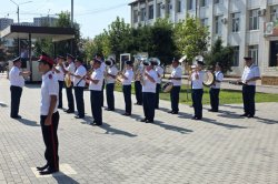 В Грозном военный оркестр Росгвардии поздравил учащихся суворовского военного училища с Днем знаний В Грозном военный оркестр Росгвардии поздравил учащихся суворовского военного училища с Днем знаний