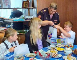 В Подмосковье росгвардейцы поздравили будущих школьников с началом учебного года В Подмосковье росгвардейцы поздравили будущих школьников с началом учебного года