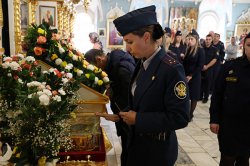 Сотрудники ГУФСИН России по Красноярскому краю посетили богослужение в честь прибытия мощей святителя Тихона Сотрудники ГУФСИН России по Красноярскому краю посетили богослужение в честь прибытия мощей святителя Тихона
