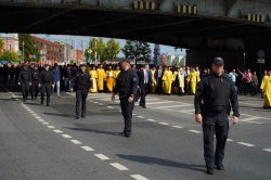 Военнослужащие и сотрудники Росгвардии приняли участие в обеспечении безопасности крестного хода в Москве Военнослужащие и сотрудники Росгвардии приняли участие в обеспечении безопасности крестного хода в Москве