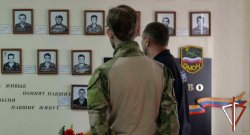 В Екатеринбурге сотрудники ОМОН провели экскурсию для курсантов военно-медицинской школы «Ланцет» В Екатеринбурге сотрудники ОМОН провели экскурсию для курсантов военно-медицинской школы «Ланцет»