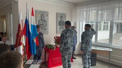 Самарские росгвардейцы вместе с подшефными кадетами почтили память погибшего коллеги Самарские росгвардейцы вместе с подшефными кадетами почтили память погибшего коллеги