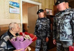 Сотрудники столичного ОМОН поздравили ветерана Великой Отечественной войны с 98-летием Сотрудники столичного ОМОН поздравили ветерана Великой Отечественной войны с 98-летием