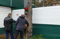 Сотрудники Росгвардии в Томске почтили память коллеги, погибшего при отражении разбойного нападения в 2006 году Сотрудники Росгвардии в Томске почтили память коллеги, погибшего при отражении разбойного нападения в 2006 году