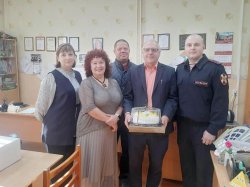 В Кирове сотрудники вневедомственной охраны поздравили учителей с профессиональным праздником В Кирове сотрудники вневедомственной охраны поздравили учителей с профессиональным праздником