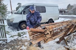 Росгвардейцы в Томской области помогли подготовиться к предстоящим холодам семье погибшего коллеги Росгвардейцы в Томской области помогли подготовиться к предстоящим холодам семье погибшего коллеги