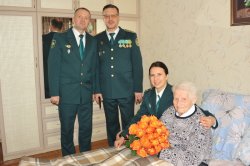 Смоленские таможенники поздравили участницу Великой Отечественной войны с 102-летием Смоленские таможенники поздравили участницу Великой Отечественной войны с 102-летием
