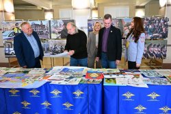 В Челябинской области дети нарисовали, как их мамы и папы ловят преступников и помогают людям В Челябинской области дети нарисовали, как их мамы и папы ловят преступников и помогают людям