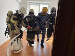 Росгвардейцы и спасатели провели совместное занятие в Калмыкии Росгвардейцы и спасатели провели совместное занятие в Калмыкии