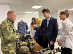 В Вологодской области росгвардейцы рассказали о своей профессии на ярмарке вакансий «День карьеры молодежи» В Вологодской области росгвардейцы рассказали о своей профессии на ярмарке вакансий «День карьеры молодежи»