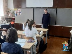 Сотрудники транспортной полиции провели для школьников урок безопасности на железной дороге Сотрудники транспортной полиции провели для школьников урок безопасности на железной дороге