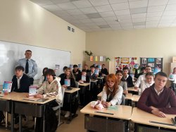 Тюменские транспортные полицейские и общественница напомнили пассажирам о бдительности в интернете Тюменские транспортные полицейские и общественница напомнили пассажирам о бдительности в интернете