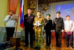 В Йошкар-Оле офицер Росгвардии вручил первые паспорта юным гражданам России В Йошкар-Оле офицер Росгвардии вручил первые паспорта юным гражданам России