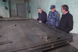 Ззаключенные получили госзаказ и начали делать мусорные баки для Красноярска Ззаключенные получили госзаказ и начали делать мусорные баки для Красноярска