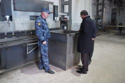 Ззаключенные получили госзаказ и начали делать мусорные баки для Красноярска Ззаключенные получили госзаказ и начали делать мусорные баки для Красноярска