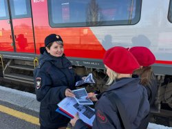 Транспортные полицейские Серова рассказали пассажирам «Ласточки», как уберечься от мошенников Транспортные полицейские Серова рассказали пассажирам «Ласточки», как уберечься от мошенников