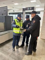 В Екатеринбурге транспортные полицейские продолжают проводить мероприятия в рамках акции «Защита от мошенников» В Екатеринбурге транспортные полицейские продолжают проводить мероприятия в рамках акции «Защита от мошенников»