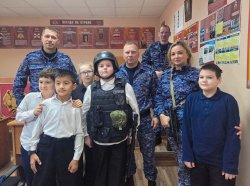 Росгвардейцы провели урок мужества для школьников в Подмосковье Росгвардейцы провели урок мужества для школьников в Подмосковье